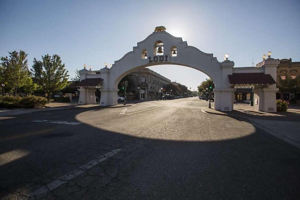 Bordeaux Inn Lodi Exterior photo